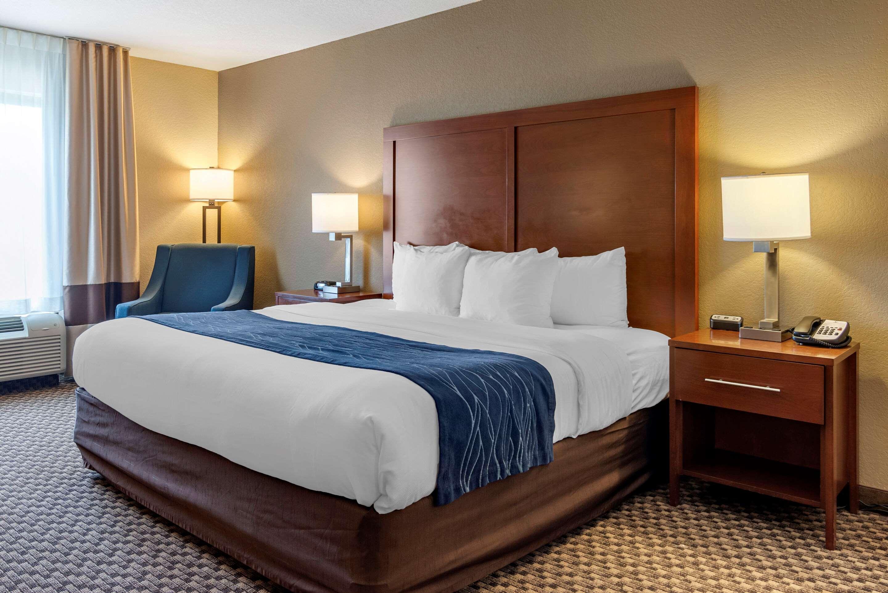 Comfort Inn & Suites Blue Ridge Bagian luar foto