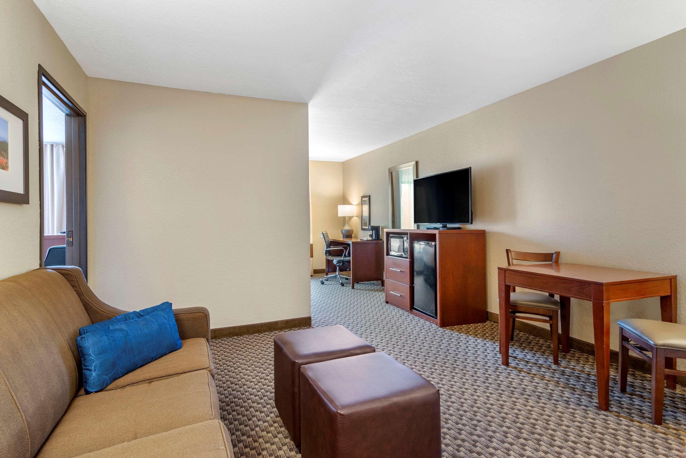 Comfort Inn & Suites Blue Ridge Bagian luar foto