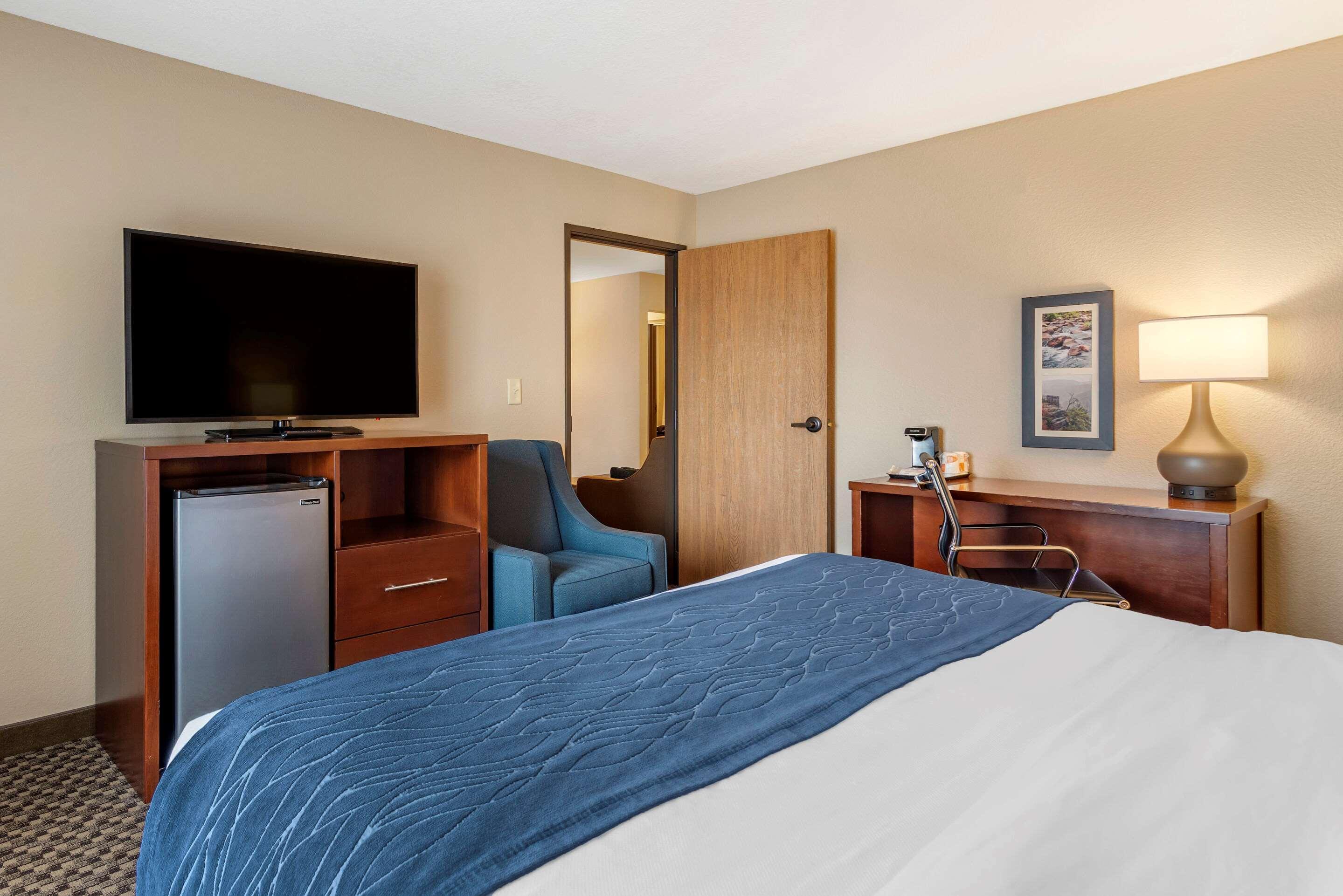 Comfort Inn & Suites Blue Ridge Bagian luar foto