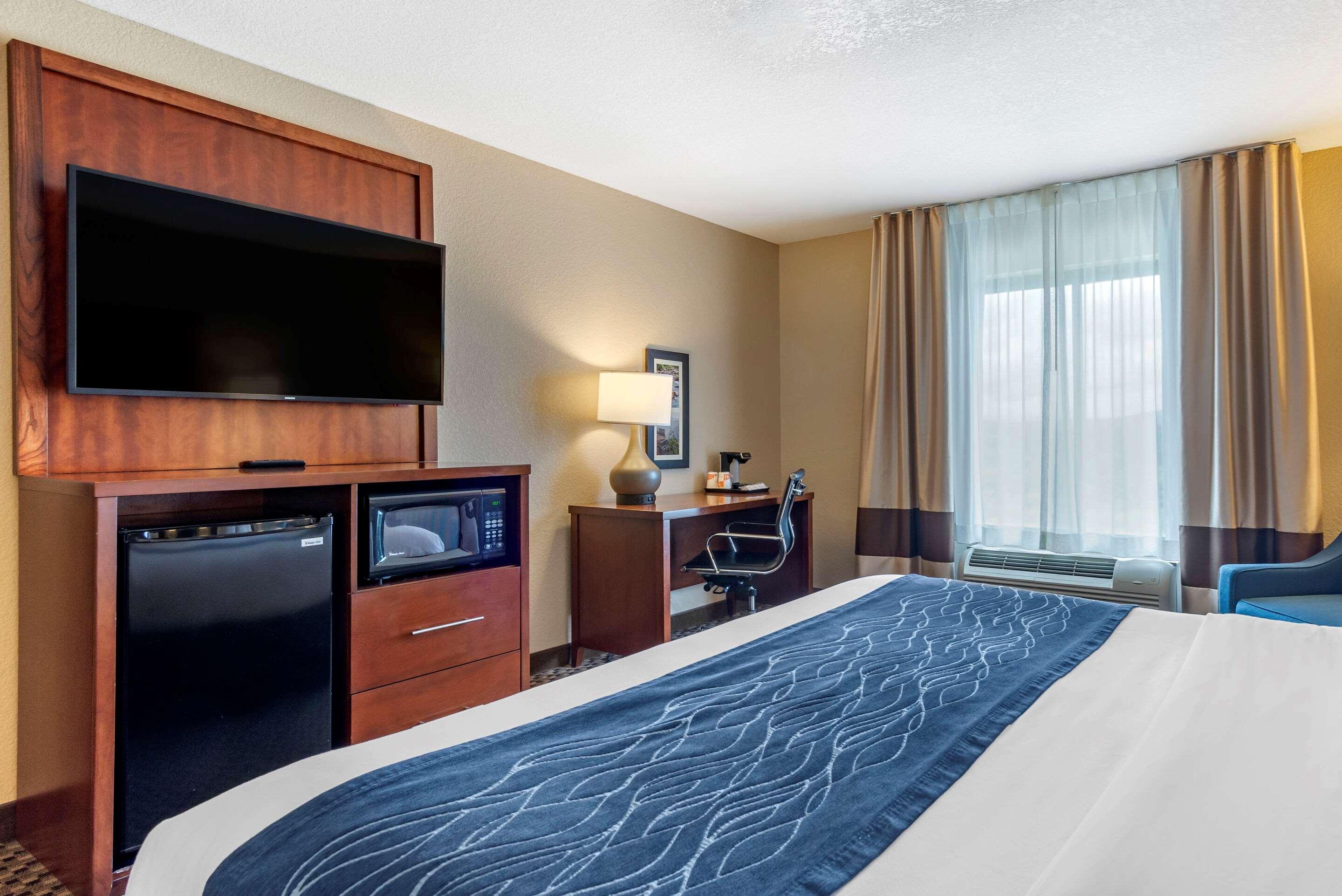 Comfort Inn & Suites Blue Ridge Bagian luar foto