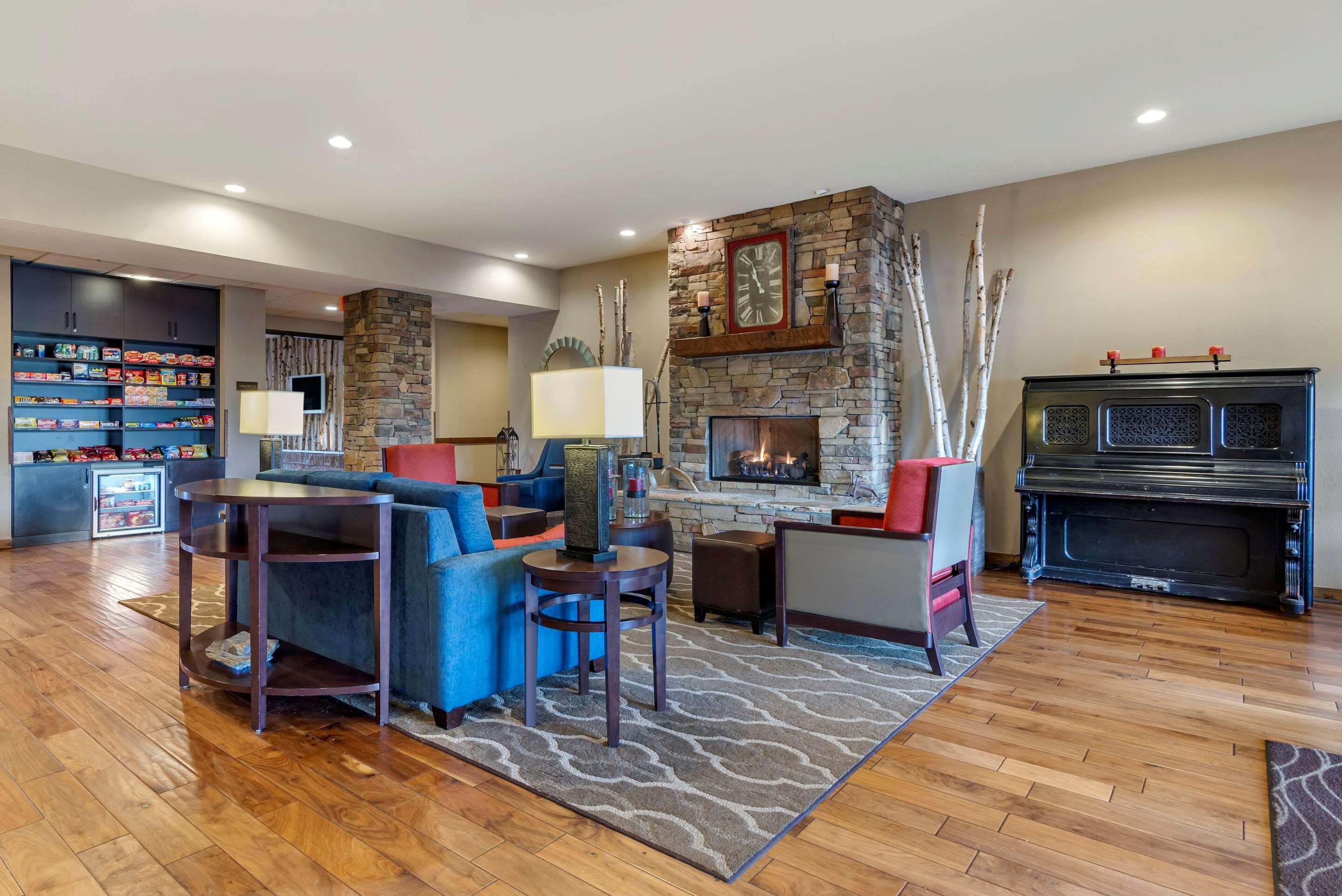 Comfort Inn & Suites Blue Ridge Bagian luar foto